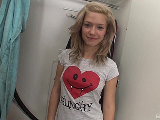 Dorstige blonde tiener slet Bibi Noel heeft sperma nodig with regard to haar sletterige mond